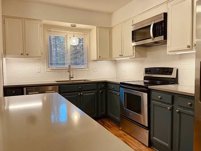 Foto del edificio - Raleigh Townhouse on Kentwood Park w/ fenced yard