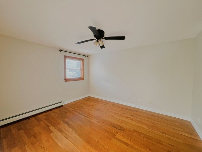 Foto del edificio - Charming 4-Bedroom Single-Family Home in a Peaceful, Scenic Setting