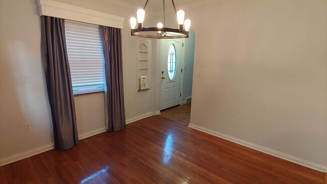Building Photo - *Updated & Spacious 3BD/2BA Single-Family ...