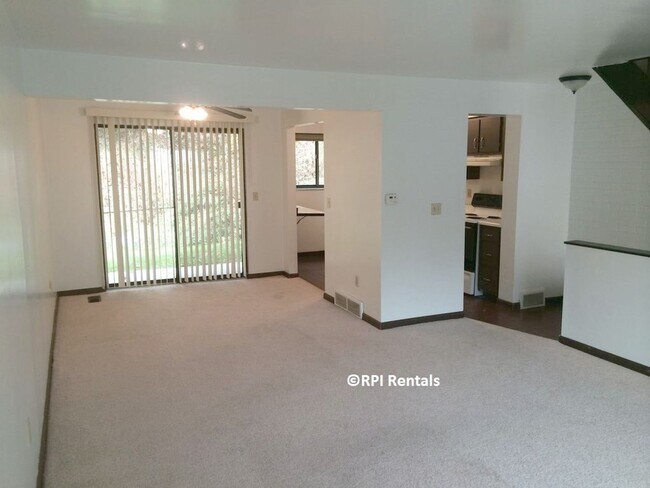 Building Photo - Shaler 2 Bedroom Townhouse