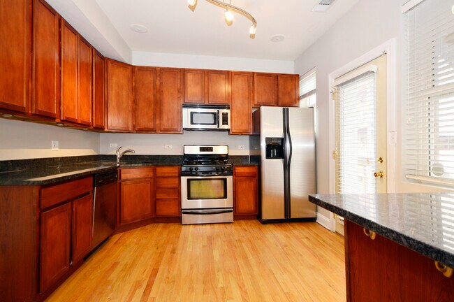 Building Photo - 1057 W Thorndale Ave