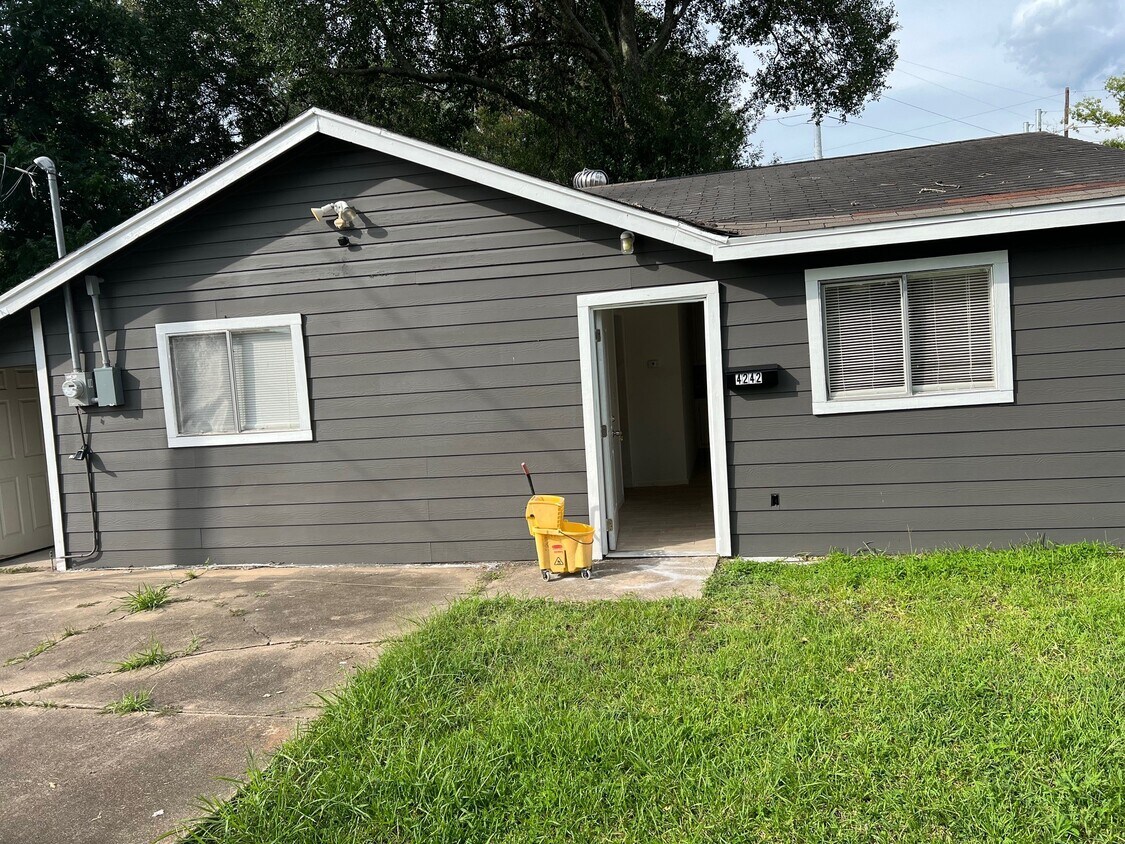 Foto principal - 4242 10th Ave