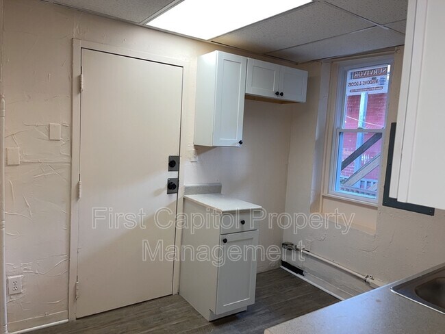 Building Photo - 553 W King St