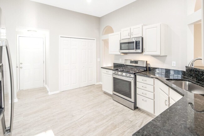 Building Photo - 8731 Londonshire Dr