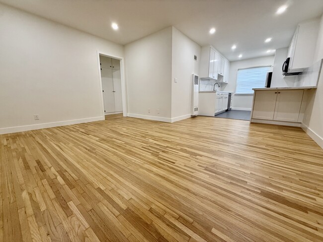 Foto del edificio - 3563 1/2 Keystone Ave