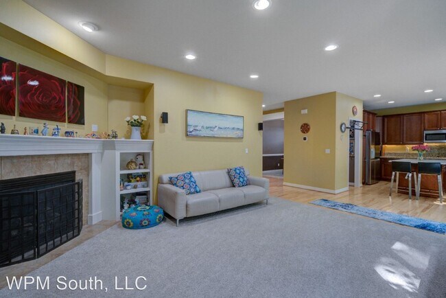 Building Photo - 4 br, 2.5 bath House - 3037 NE Larkspur Ln