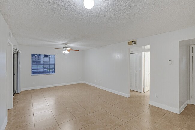 Foto del edificio - 447 NE 210th Circle Ter