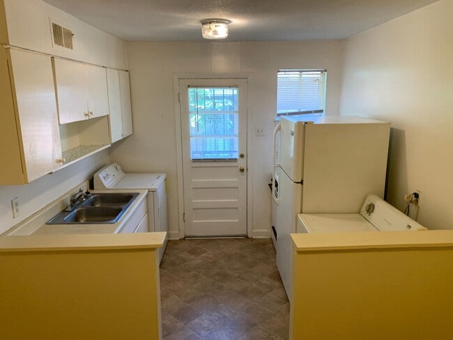 Foto del edificio - Available Now!