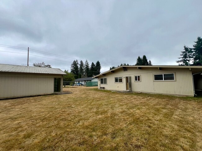 Foto del edificio - Updated 3BD w/ Outbuildings & Shop
