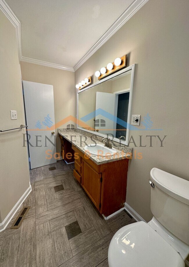 Foto del edificio - 3 Bedroom House with Storage Building