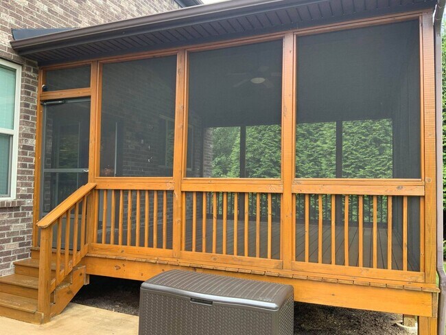 Building Photo - Gorgeous Executive Style 4 bedroom, 3 bath...