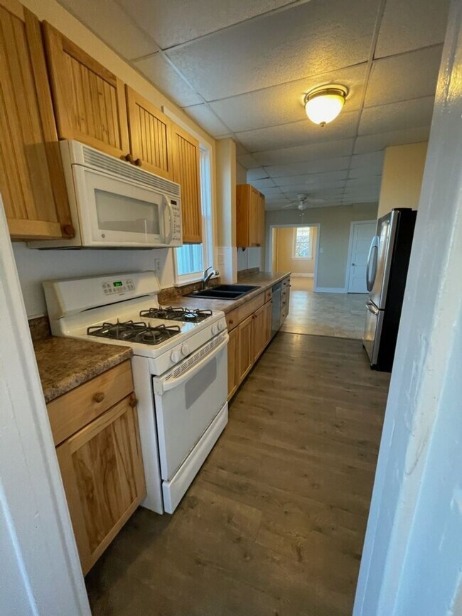 Foto del edificio - 3 Bedroom Available!