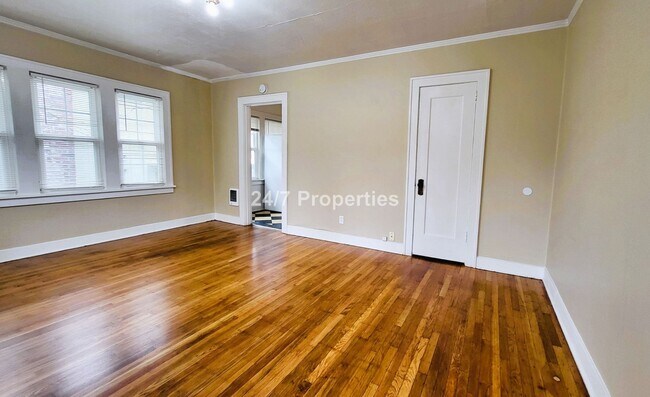 Foto del edificio - Vintage 1 BD | 1 BA End Unit - Hawthorne B...