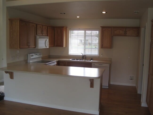 Building Photo - Large Home in Veneta