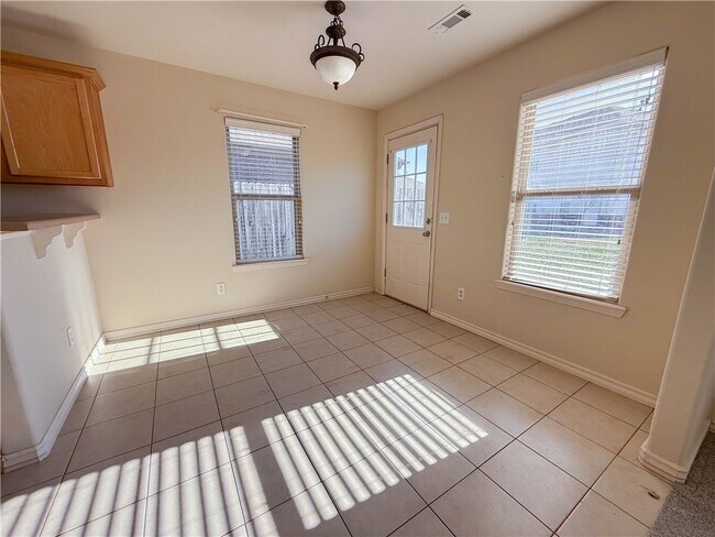 Foto del edificio - 902 Oakwood Ln