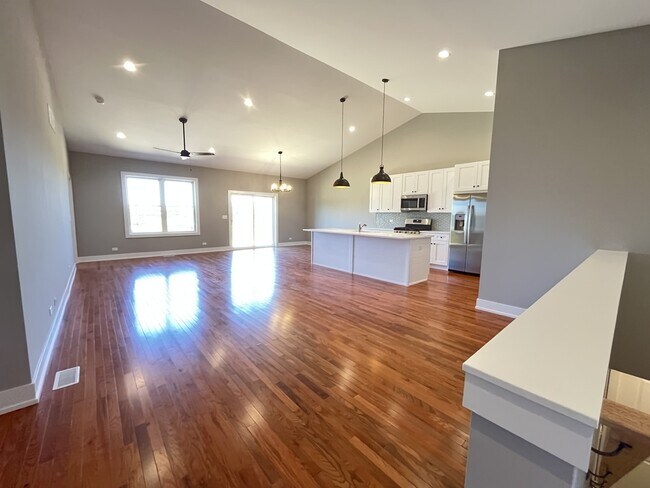 Building Photo - 970 Meadow Ln