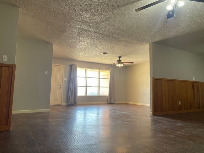 Building Photo - Cozy 3 Bedroom Home