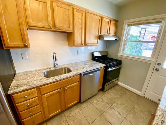 Building Photo - Recently Renovated 3-Bedroom Townhome in R...