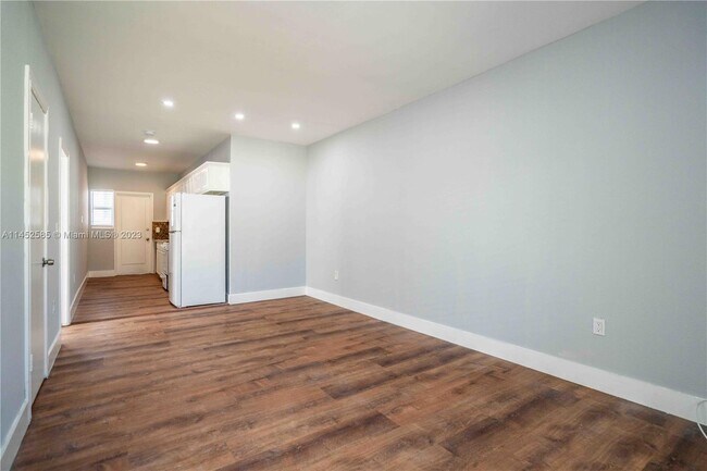 Foto del edificio - 8329 Byron Ave