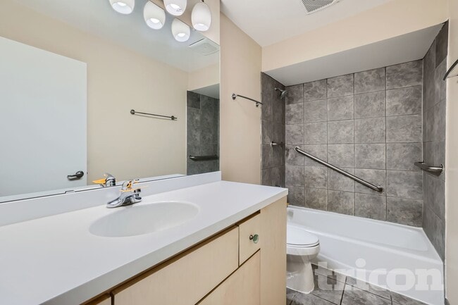 Building Photo - 5 Oak Shore Dr