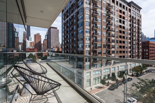 Foto del edificio - 858 N Franklin St