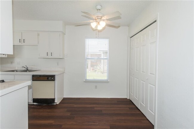 Building Photo - 6000 Tracy Lynn Ln