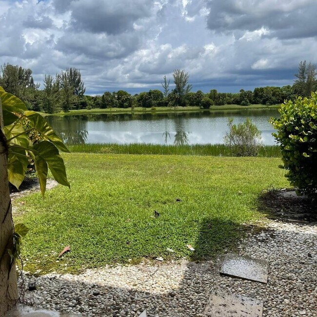 Foto del edificio - 1157 Golden Lakes Blvd