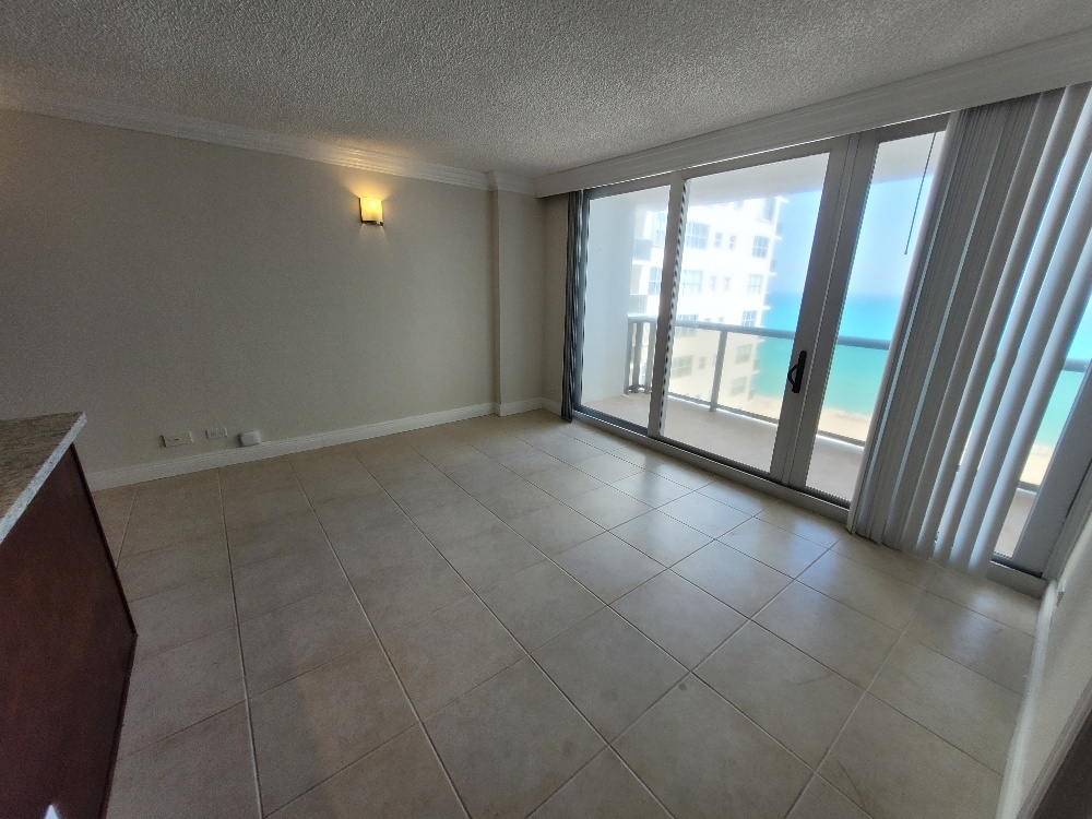 Foto principal - 6039 Collins Ave