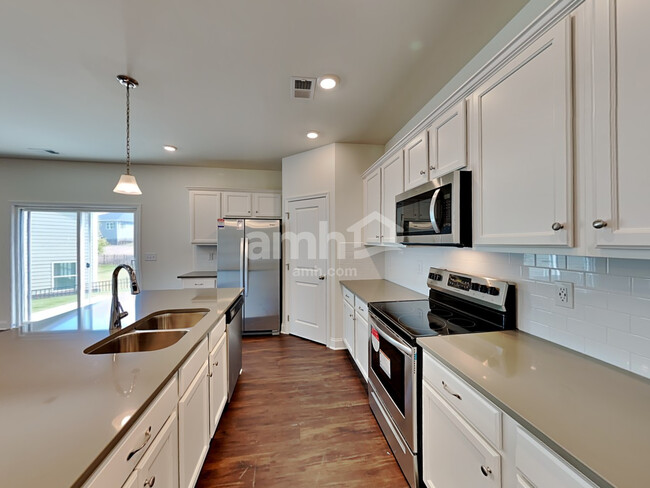 Foto del edificio - 648 Carnaby Ln