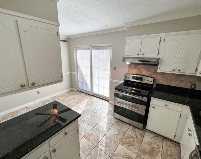 Building Photo - Charming Brick Townhome in Clemmons/Winston Salem w/ Community Pool!