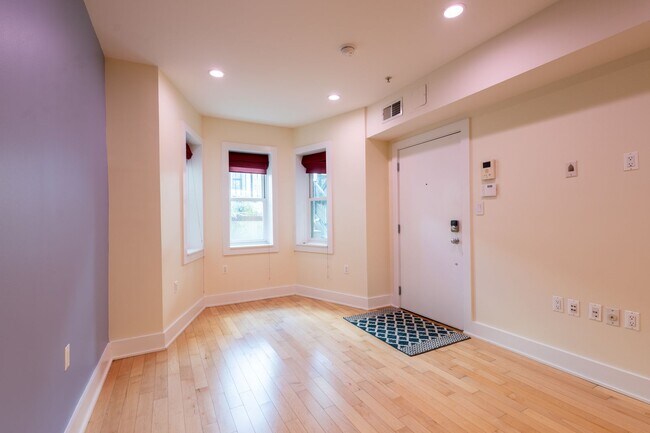 Building Photo - Lovely 1 BR + 1 Den/2 BA Condo in Mt Vernon Square!