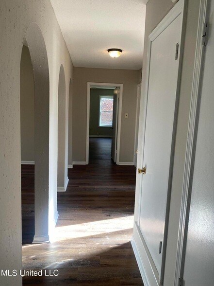 Building Photo - 926 Oaklawn Pl