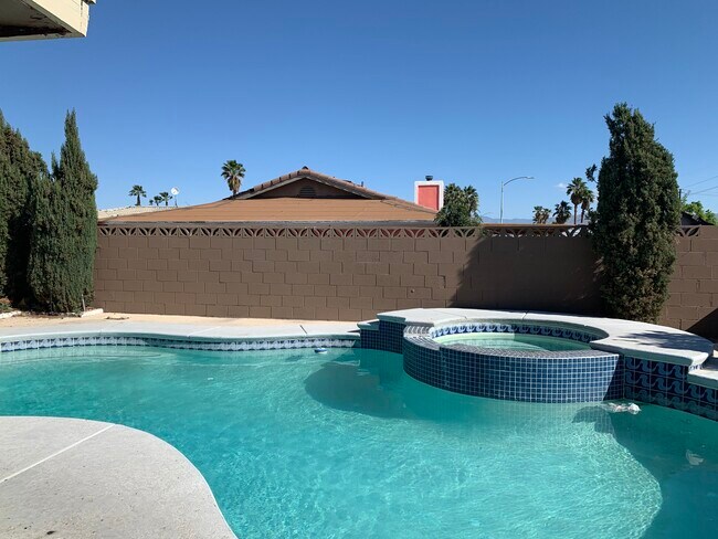Building Photo - 7300 Lattimore Dr