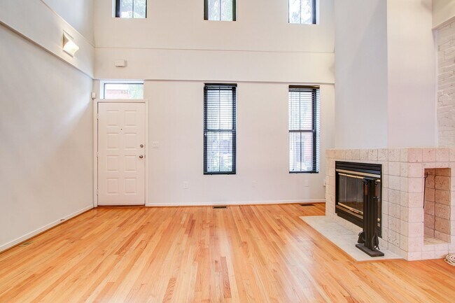 Foto del edificio - Updated 4-Level Rowhome with Rooftop Deck!