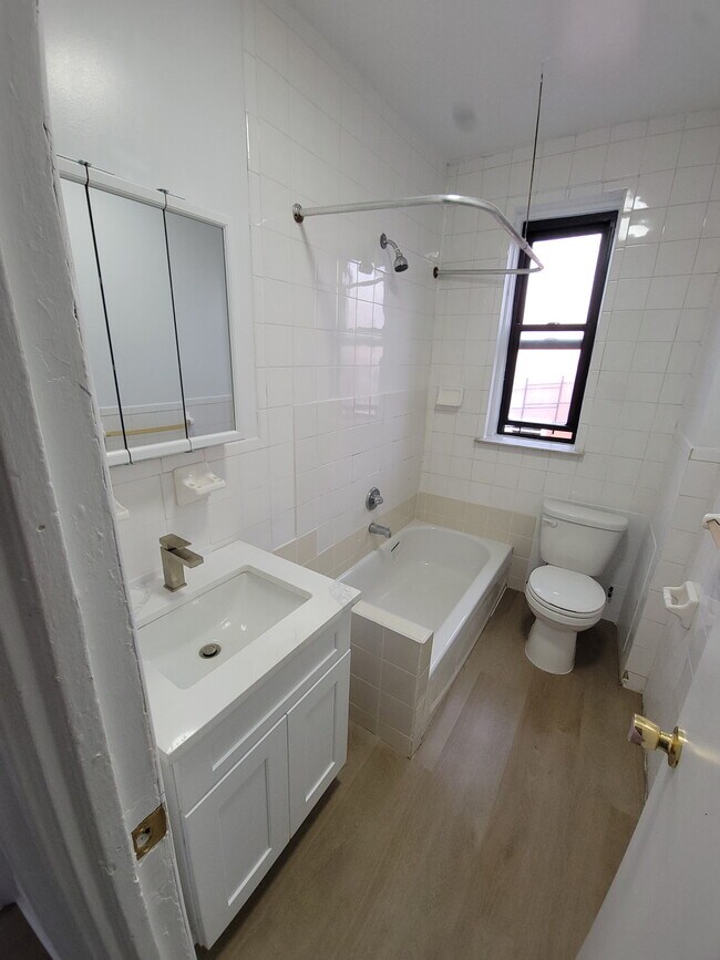 Building Photo - 1522 Beach Ave
