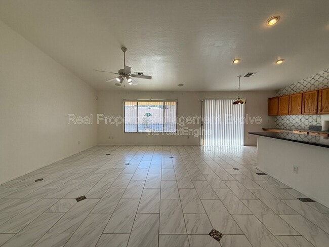 Foto del edificio - 9907 West Riverside Avenue