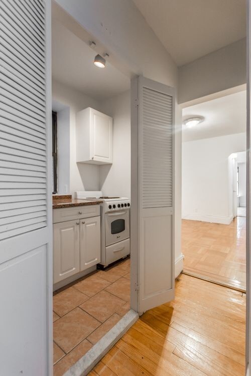 Building Photo - 209 W 87th St