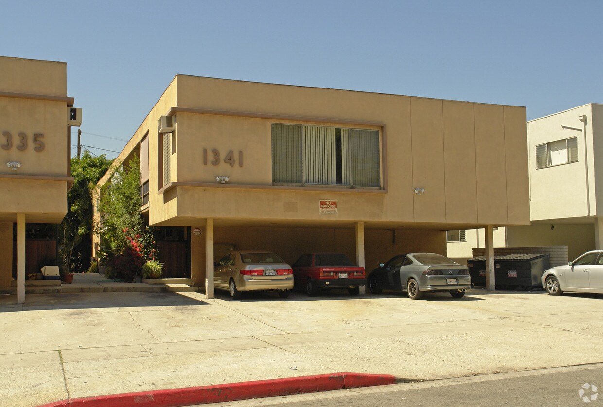 Primary Photo - 1341 N Poinsettia Pl