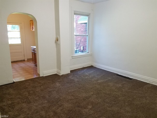 Building Photo - 2 br, 1 bath Townhome - 8 Edith Place