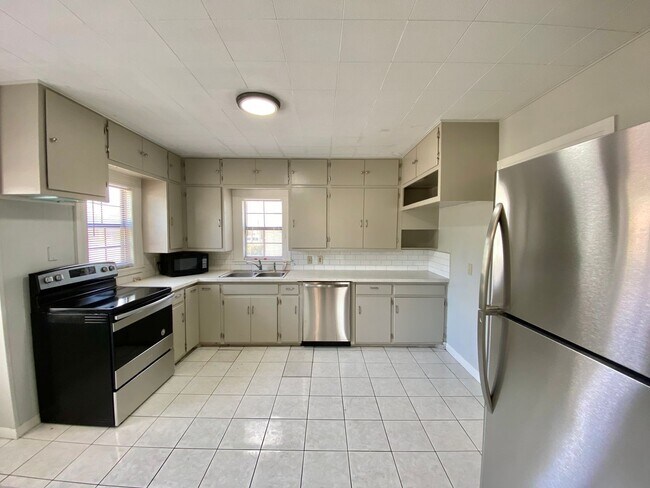 Foto del edificio - Hardwood Floors & Classic Charm | 3/2 Near Texas Tech