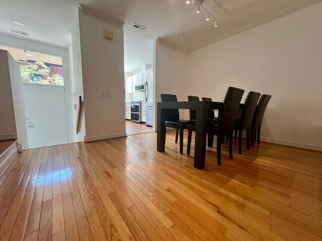Foto del edificio - Luxurious 3-Bedroom Townhome in Fairmount!...