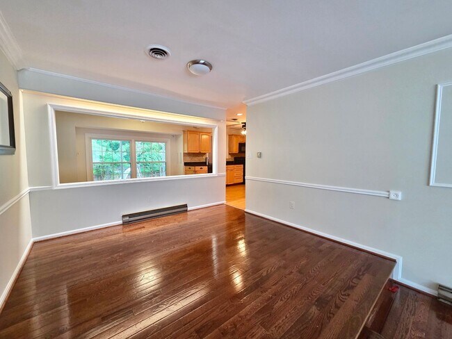 Foto del edificio - Charming 4 BR/3 BA Single-Family Home in B...