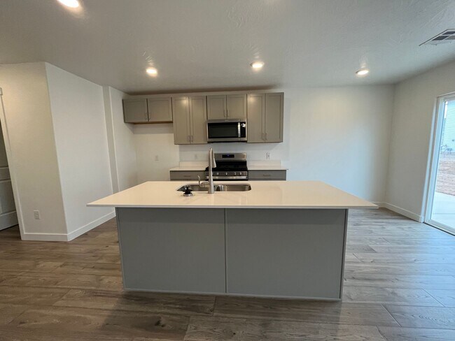 Building Photo - Beautiful Town home in Cedar City