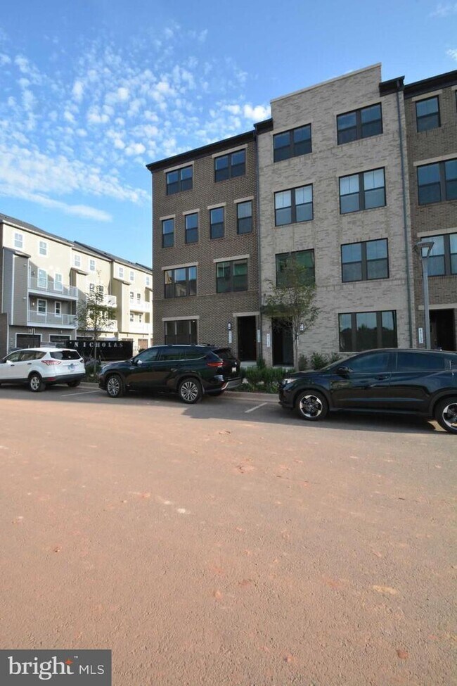 Building Photo - 45161 Admiral Dr