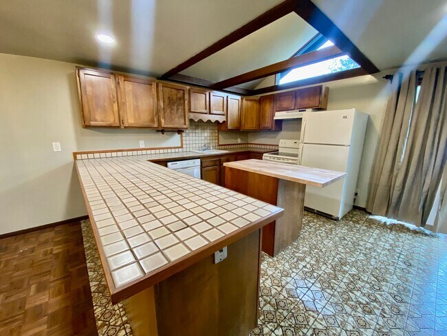 Foto del edificio - PRIVATE, SPACIOUS GLADSTONE STUNNER!! ALL UTILITIES INCLUDED!!