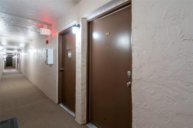 Foto del edificio - 5541 Bay Blvd