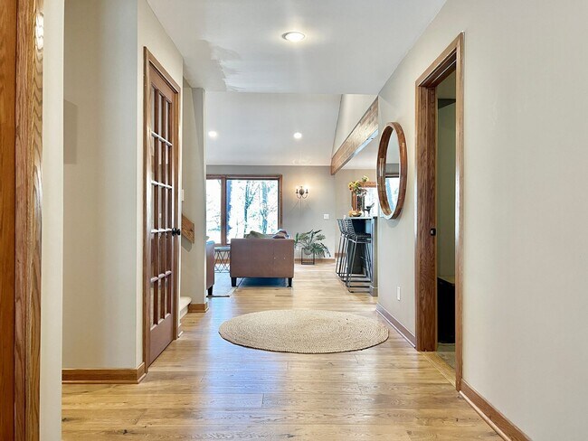 Foto del edificio - 6245 Summit Ct