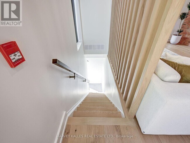Photo du bâtiment - 885 Dundas St W