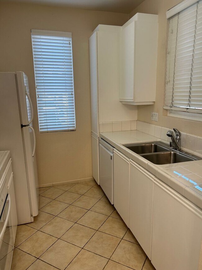 Building Photo - Cozy 2 Bedroom, 2 Bath condo in Sabre Hill