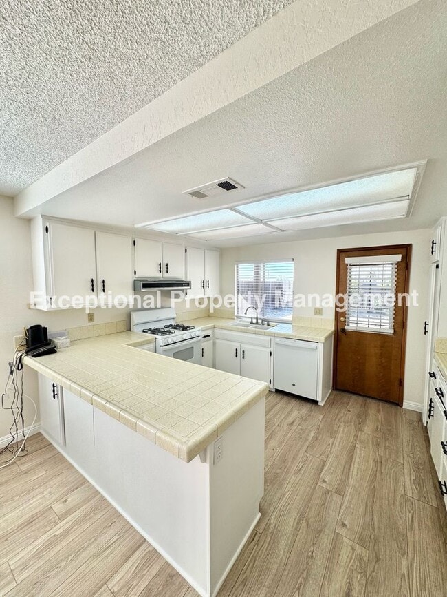 Building Photo - Ready to move in 3 bedroom 2 bath home